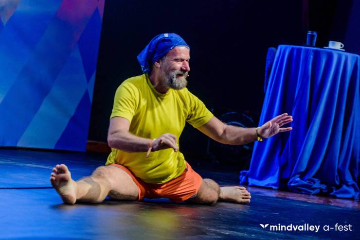 Image of Wim Hof doing splits.